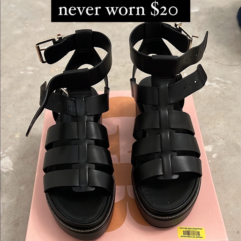 Gianni Bini platform gladiator sandals size 8